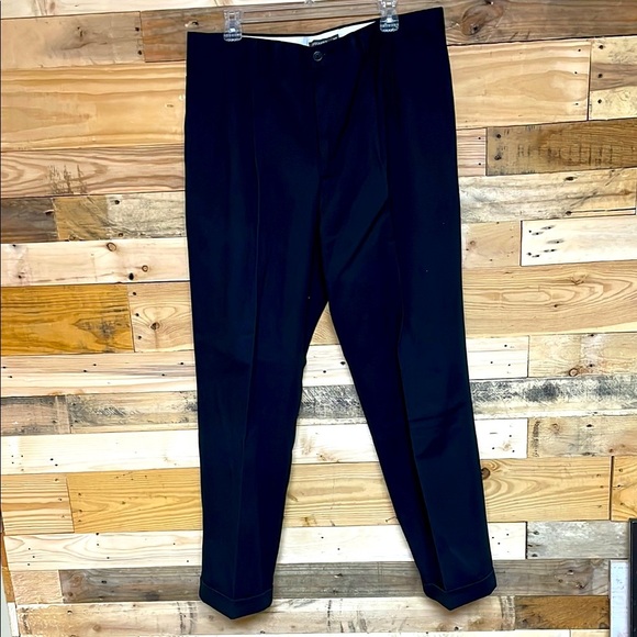 Dockers D3 size 36x32 Black Chinos Straight-Leg Lightweight Pleated Work Pants - Picture 1 of 13